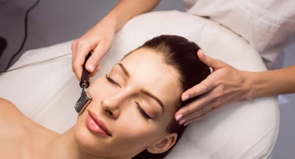 a cosmetician massaging a patient at one of the best cosmetic clinics in London