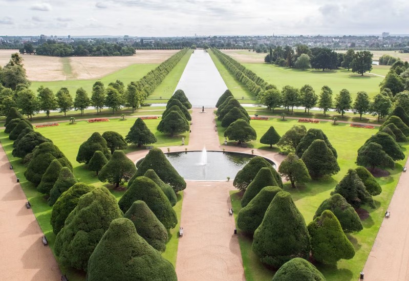 Hampton Court Palace Gardens gardens in London